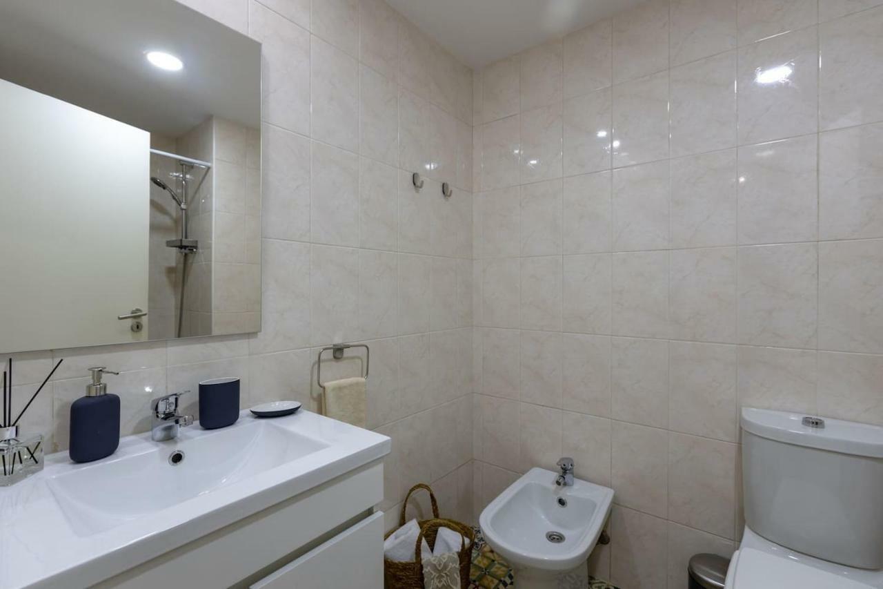 Trindade Sunny Downtown Apartment With Balcony & Ac Porto Eksteriør billede